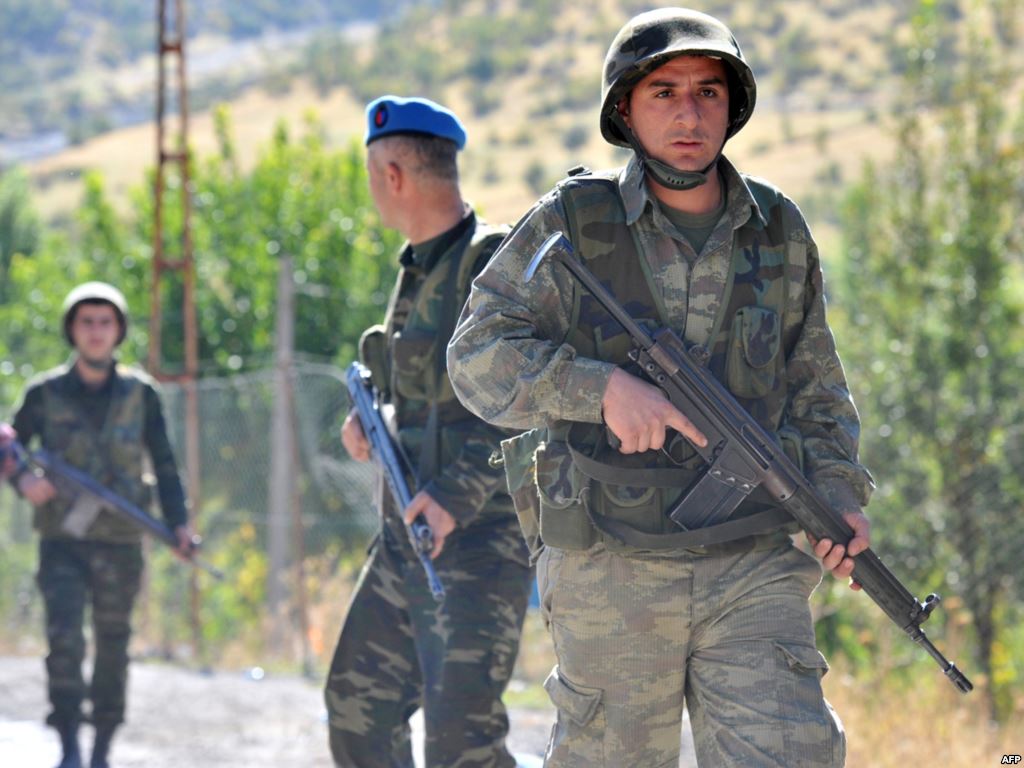 مقتل 18 جنديا تركيا قرب الحدود العراقية