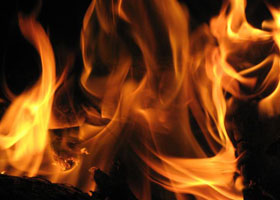 ملثمون يحرقون مذيعا على الهواء أثناء تقديم برنامجه