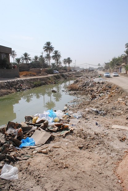 كربلاء :قنطرة السلام سوء خدمات تشمل 500 دار وابنائها يستنشقون روائح كريهة بسبب المجاري (مصور)