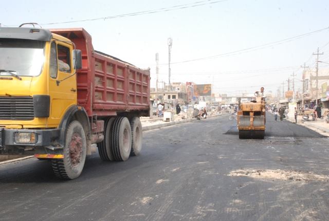 انجاز مشروع تعبيد شارع حي العامل بكلفة تجاوزت الملياري دينار.(مصور)