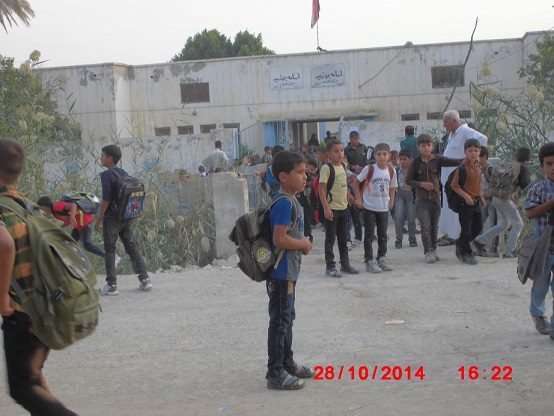 شاهد بالصور:اكثر من 1050 طالب وطالبة في مدرسة آيلة للسقوط وبدون صحيات