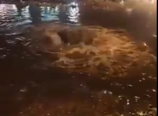 بالفيديو:المجاري في بغداد منطقة البلديات تتحول الى نافورات !!