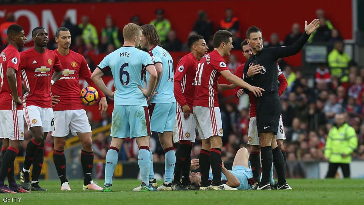 مساعد مورينيو يسخر من الحكم بسبب طرد هيريرا