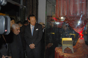 السفير الكوري الجنوبي ببغداد يزور متحف الامام الحسين عليه السلام