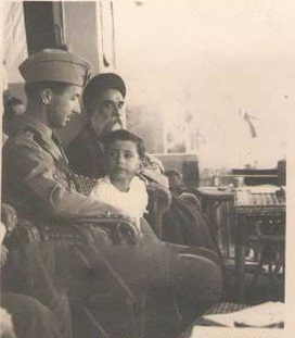 صورة ارشيفية للسيد الصدر مع العائلة الملكية بالعراق عام 1940