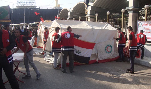 جمعية الهلال الاحمر العراقي نصب مخيمات لايواء الزائرين مع نشر 15 مفرزة اسعافية وخدمية في كربلاء