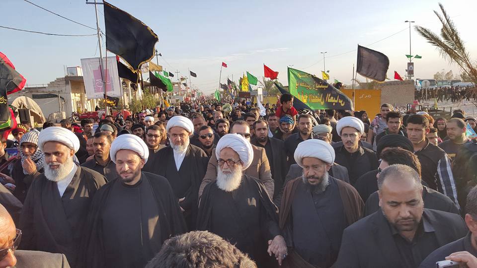 بالصورة:المرجع النجفي في الطريق إلى كربلاء مشيا على الأقدام