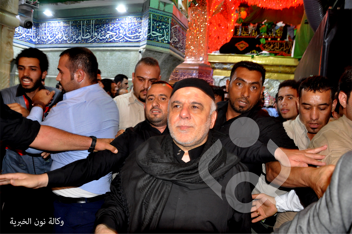 بالصور: العبادي يؤدي مراسم زيارة الاربعين في حرم الامام الحسين(ع)