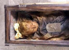 طفلة جثتها كما هي منذ 90 عاماً بناء على طلب والدتها! +صورة