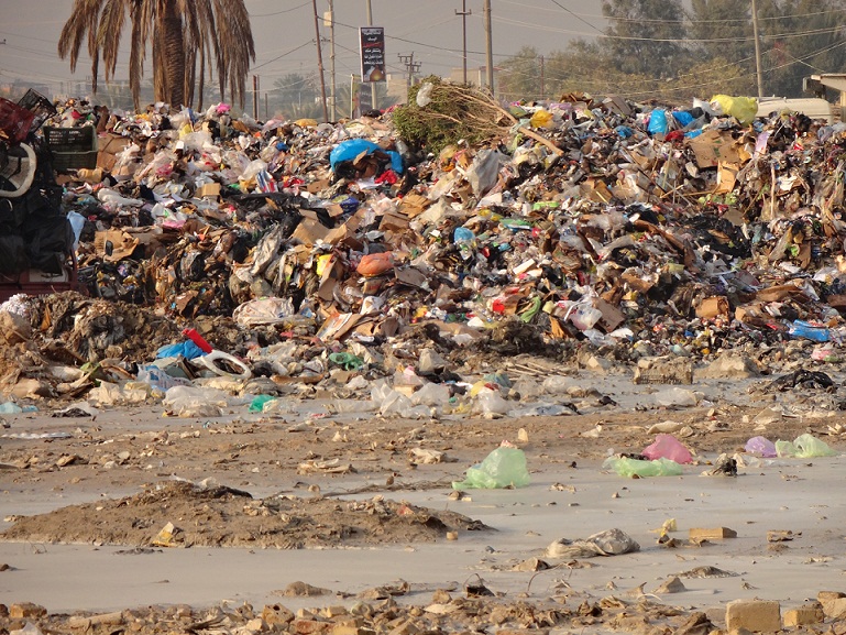 مدخل كربلاء الشمالي أصبح مكبا للنفايات والمنطقة تشكو روائحه (مصور)