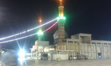 بالصورة ولأول مرة منذ عام :إنارة مرقد السيد محمد في بلد بعد فك الحصار عنها