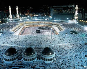 هبوط اول طائرة عراقية تحمل مبعوثين من هيئة الحج الى مطار جدة بالسعودية