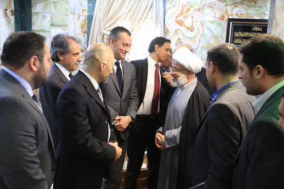 بالصور ممثل الامم المتحدة بالعراق يزور ممثل المرجع السيستاني في مقره : ان ما يقوله السيد السيستاني يجعل العراق يتجاوز محنته