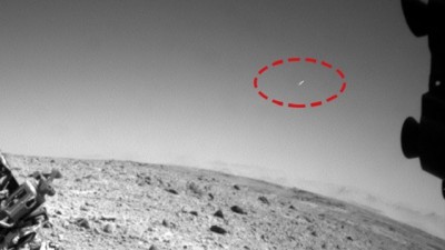 "ناسا" تظهر جسماً مجهولاً يطير في سماء كوكب المريخ