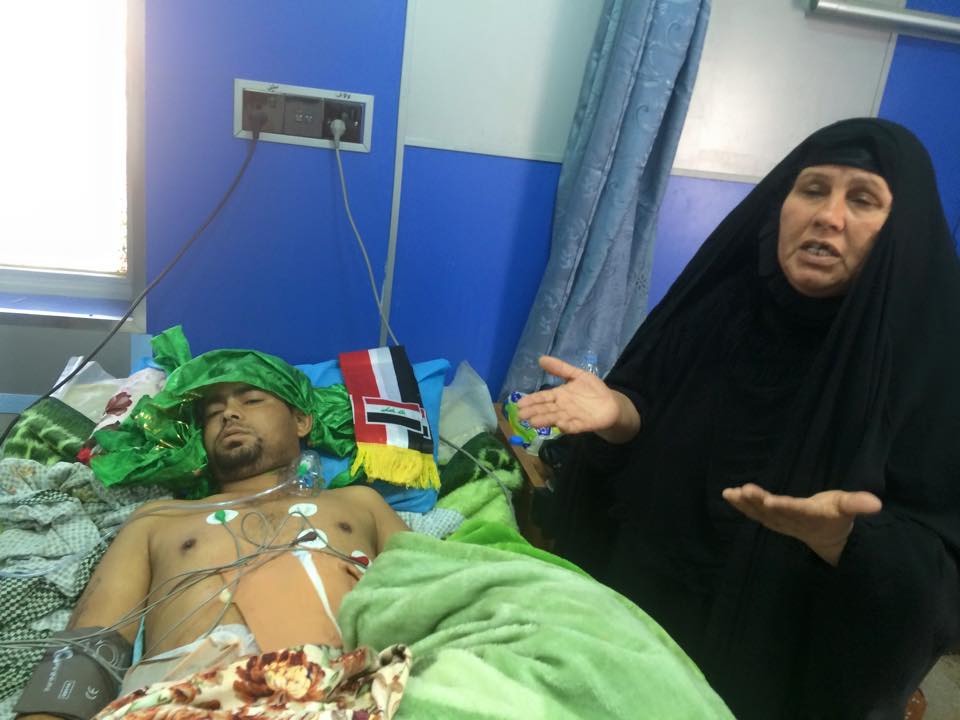جندي عراقي تعرض لاطلاقة قناص بعد انقاذ زميله المصاب يرقد في مشفى كربلاء وامه تناشد المسؤولين