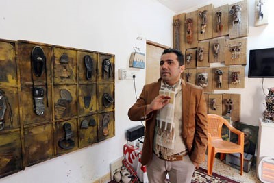 القنادر القديمة والنعل البالية تجسد شخصيات داعش في بغداد