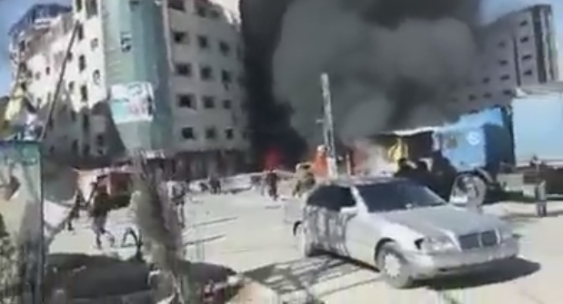 بالفيديو: عشرات الشهداء والجرحى بتفجيرات في محيط حرم السيدة زينب بسوريا