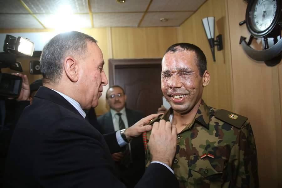 بالفيديو:وزير الدفاع يزور البطل علاء العيداني للإطمئنان على صحته ويقلده رتبة رائد