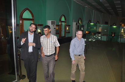 مهندس بريطاني يتجول بمتحف العتبة الحسينية :جئت الى العراق لاطلع على الاثار الاسلامية لاسيما تراث اهل البيت