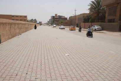 رصيف في كربلاء بعرض شارعين!!!!! (مصور)