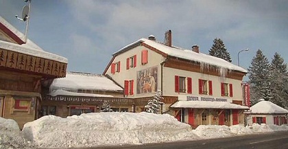 فندق.. دخوله من سويسرا والخروج من فرنسا !