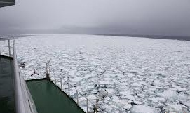 مروحيات وسفن تنقذ 200 محاصر على قطع جليدية