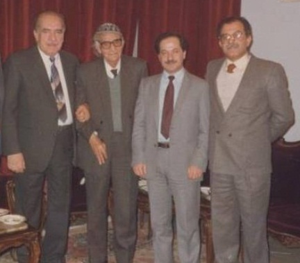 صورة  ارشيفية  للشاعر محمد مهدي الجواهري مع رئيس اقليم كردستان العراق مسعود برزاني