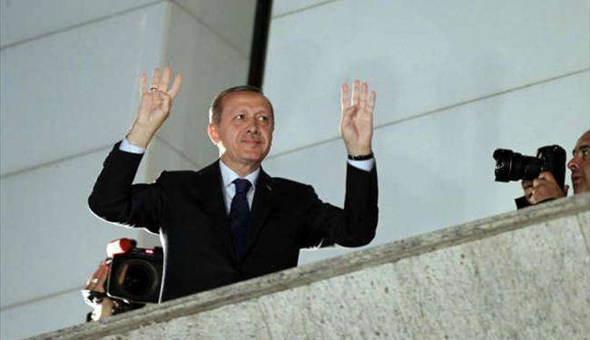 أردوغان يرفع “شعار رابعة” بعد فوزه بانتخابات تركيا+ صورة
