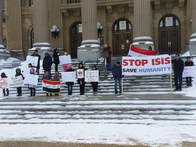 بالصور:مسلمو كندا يقفون امام البرلمان تاييدا للحشد الشعبي ويفضحون جرائم داعش امام الكنديين