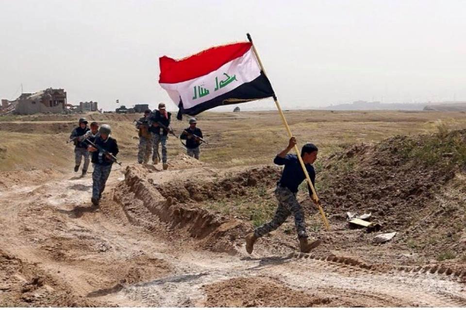 عاجل : ابطال فوج المختار التابع للواء علي الاكبر يرفع العلم العراقي على القصور الرئاسية في تكريت