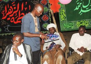 مجلة دينية تصدر في كربلاء باللغة الفرنسية يطالعها المسلمون في جمهورية مالي (مصور)