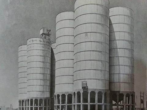 صورة ارشيفية نادرة لاول سايلو فى بغداد , انشىء فى سنة 1950 م .