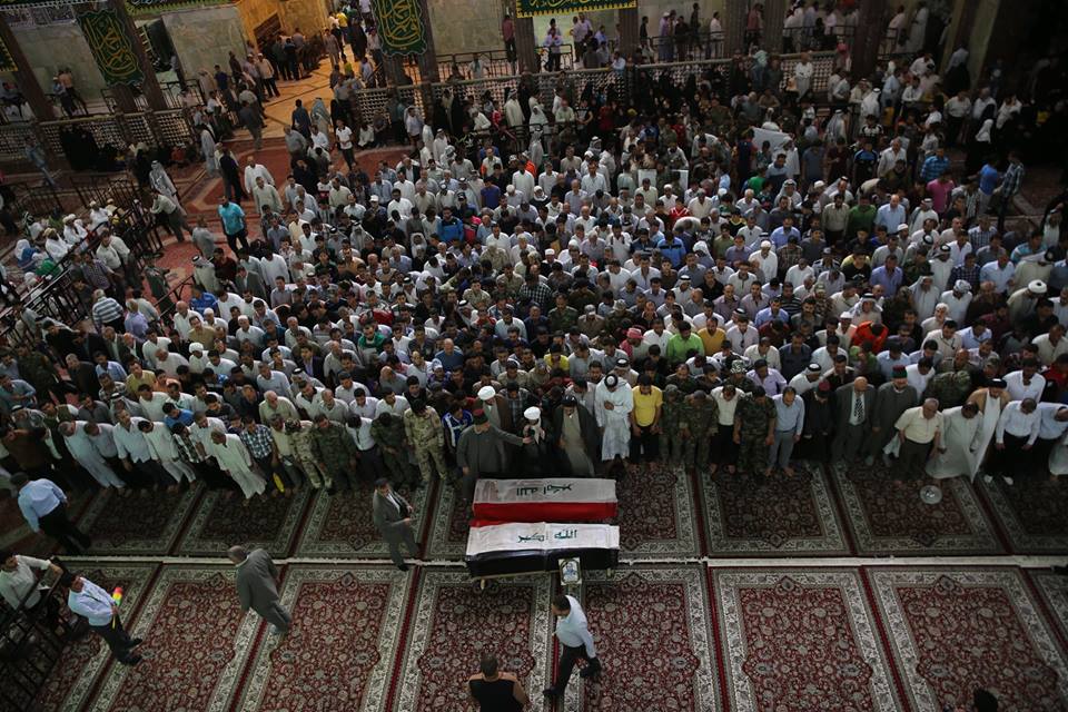 جماهير كربلاء تشيع اثنين من ابطال لواء علي الاكبر الذين استشهدا امس في بيجي