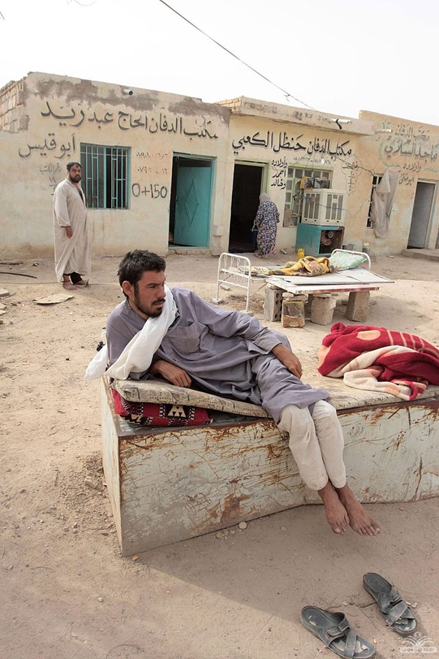 عائلة مهجرة لعجوز مسنة وثلاث مرضى نفسيين من الموصل يسكنون بمقبرة وغرفة غسل الموتى بكربلاء (مصور)