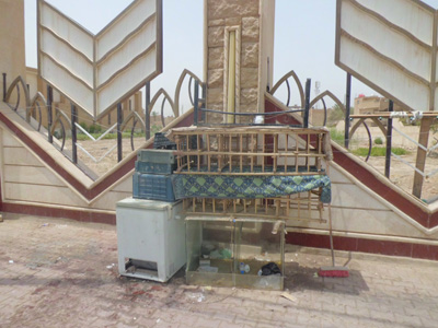 واجهة المكتبة المركزية العامة في كربلاء صرفت عليها الملايين واصبحت مشوهة بالاكشاك (مصور)