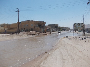 منطقة في كربلاء تغرق بالمياه بسبب تكسر انبوب ماء كبير (مصور)