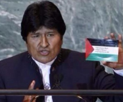 بالصور : الرئيس البوليفي إيفو موراليس يقوم باصدار هويات الى مواطنيه بشكل العلم الفلسطيني