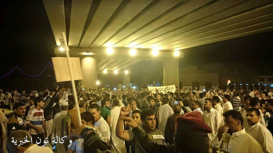 بالفيديو: اشتباكات بين متظاهرين ومسؤولين في النجف وقوات الشرطة تطلق العيارات النارية لتفريق المتظاهرين