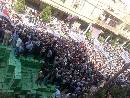 بالصور :تظاهرة سلمية في كربلاء لالغاء تقاعد البرلمانيين والمتظاهرون يتوعدون باعتصام اذا لم تتحقق المطالب