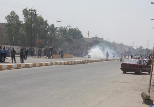 الشرطة في  الناصرية تسخدم القنابل الصوتية والمياه لتفريق المتظاهرين قرب مكتب مجلس النواب(مصور)