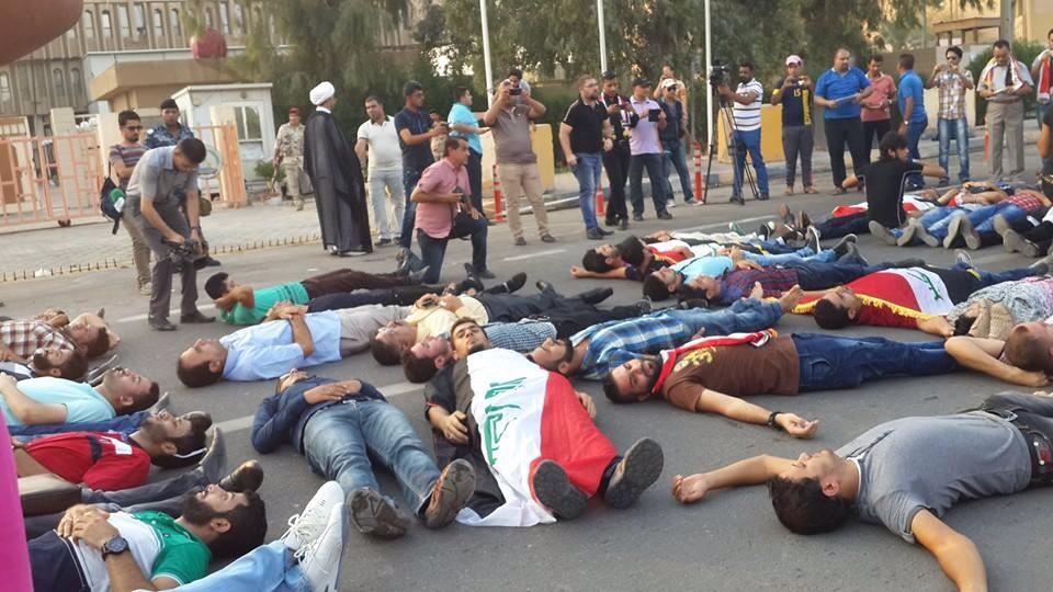 شاهد بالصور كيف ندد البصريون بمجزرة سبايكر وافترشوا شوارع البصرة