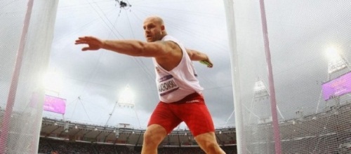 بطل أولمبي يبيع ميداليته لإنقاذ حياة طفل