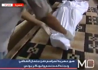 مراسم دفن القذافي وابنه ووزير دفاعه + صورة