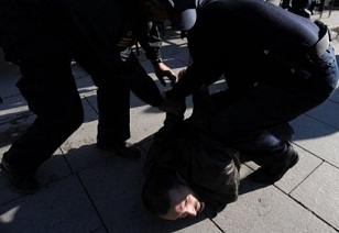 الشرطة الصربية تعتقل رجلا أحرق مصحفا ووضع صورة لفعله في الفيسبوك