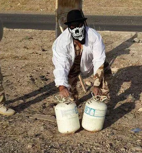 بالصور: خبراء المتفجرات يرتدون الاكفان عند تفكيك العبوات المزروعة من داعش