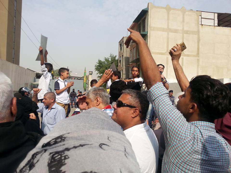 بالصور: تلاميذ واولياء امورهم يتظاهرون امام مبنى وزارة التربية ببغداد