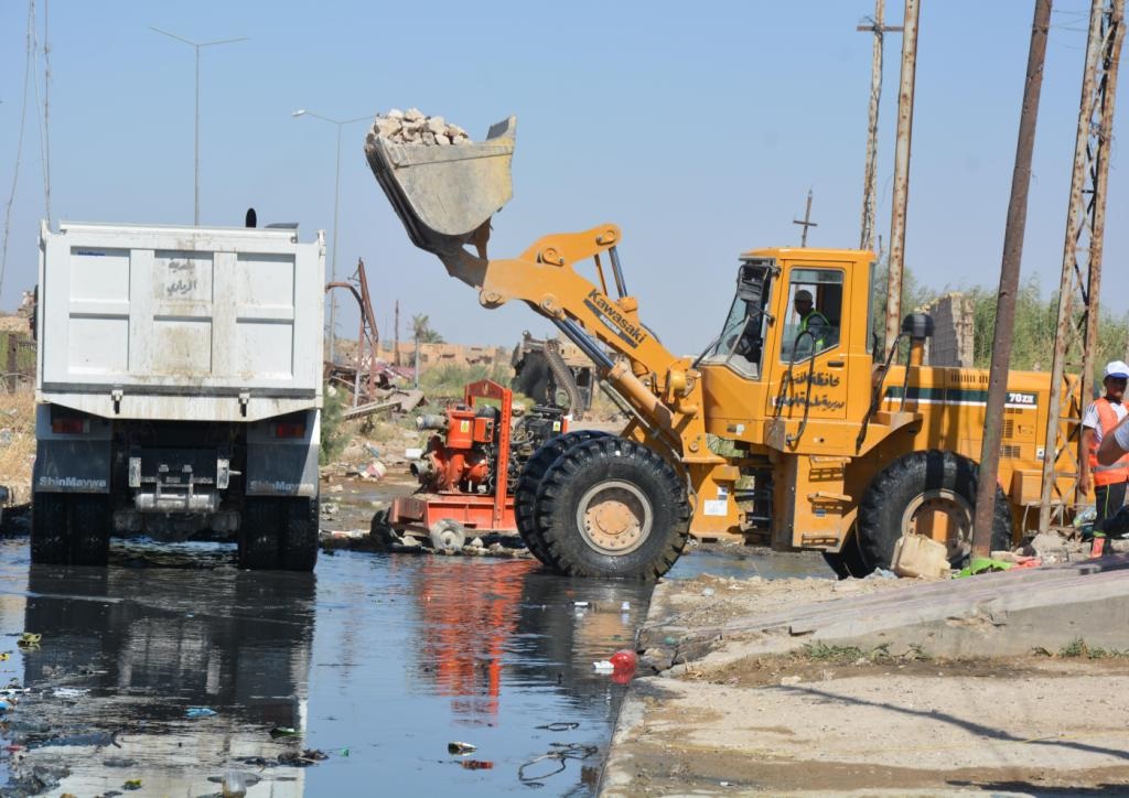 بالصور:وزارة الاعمار والاسكان والبلديات تنفذ حملة كبرى لرفع الانقاض واكساء الشوارع العامة في محافظة الانبار