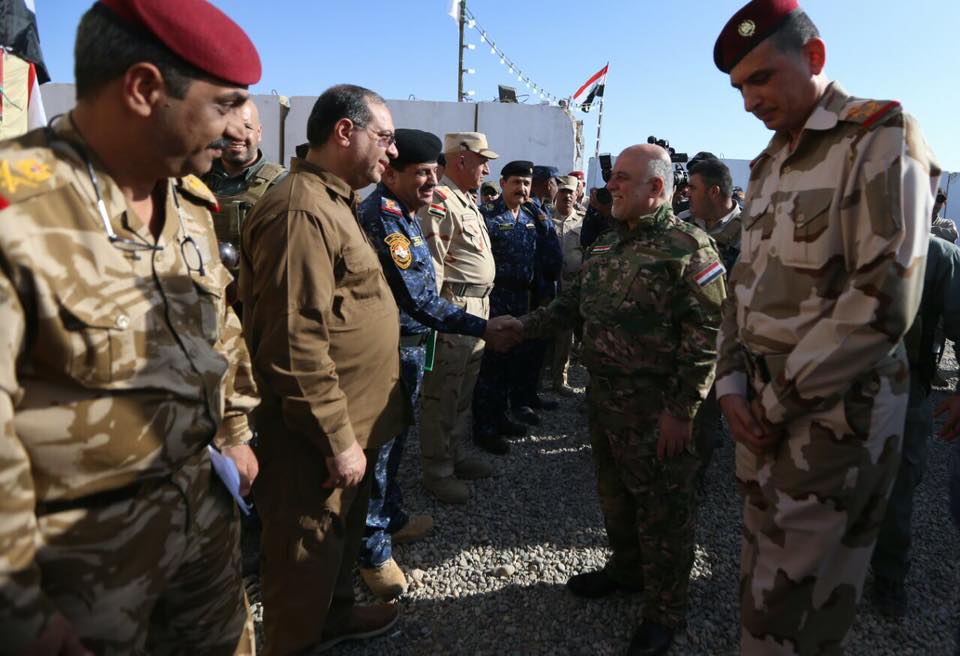 العبادي يصل ناحية الشورة المحررة ويتفقد القطعات العسكرية فيها