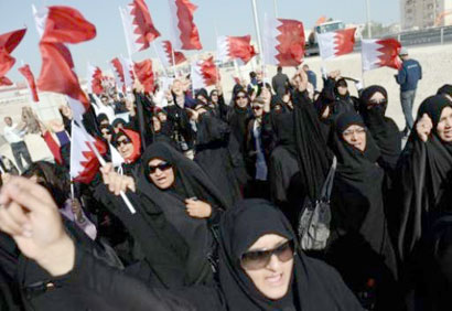 قوات بحرينية تدعمها قوات سعودية تهدم مسجد العلويات ببلدة الزنج والاف البحرينيين يتظاهرون ضد الحكومة