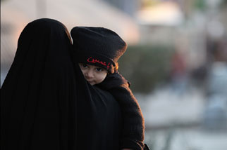 اطفال يشاركون ذويهم بالمسير الى مرقد سيد الشهداء الإمام الحسين عليه السلام احياء لاربعينيته